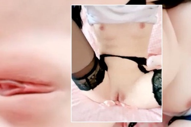 白虎妹子手指抽插萝莉白虎