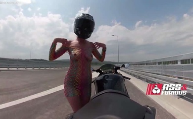 大屁股户外露出，摩托车上自慰