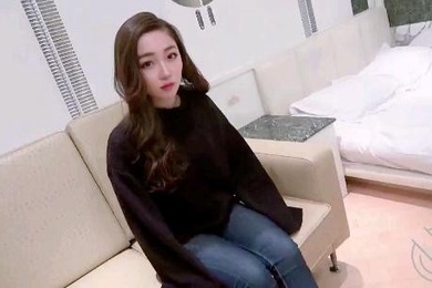操高颜值白白净净美女