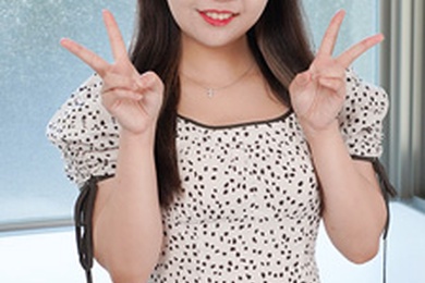 一名变态巨乳妹听说可以和大鸡巴做爱后出现在AV中。细川洋子