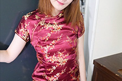 身着旗袍、戴着转子、充满乐趣的人气宅配健康女孩。川田由里