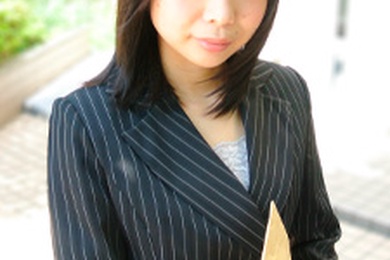 一位才华横溢的房地产女士，可以立即签署 Chintai 房产的合同。樱井由里
